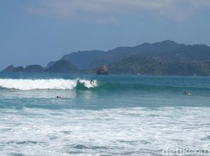 Foto: Serunya Lomba Surfing di Pantai Pulau Merah Banyuwangi