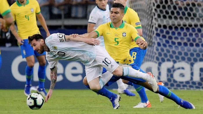 Pemain Timnas Brasil, Casemiro, di laga dengan Argentina di babak semifinal Copa America 2019. (Foto: Washington Alves/Reuters) Pemain Timnas Brasil, Casemiro, di laga dengan Argentina di babak semifinal Copa America 2019. (Foto: Washington Alves/Reuters)