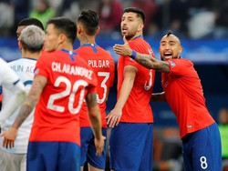 Pada akhirnya Arturo Vidal mendapat kartu kuning karena sebuah ucapan yang dia lontarkan, sementara Medel lolos dari hukuman. REUTERS/Luisa Gonzalez