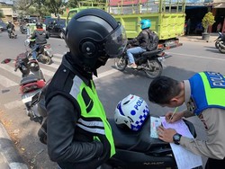 Polisi-polisian Naik Nmax Berstrobo Ditilang Polisi Beneran