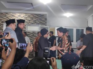 Momen Haru Sambut Jenazah Sutopo Tiba di Rumah Duka Momen Haru Sambut Jenazah Sutopo Tiba di Rumah Duka