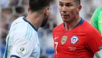 Pertikaian Messi dan Medel yang Berujung Kartu Merah
