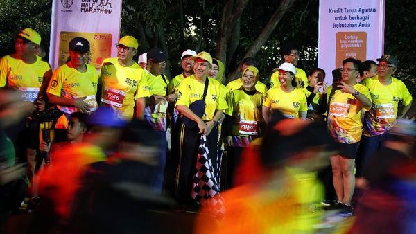 Meriahnya BNI-UI Half Marathon