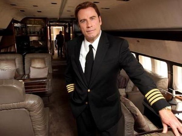 Intip Jeroan Rumah John Travolta yang Punya Bandara Pribadi di Halamannya