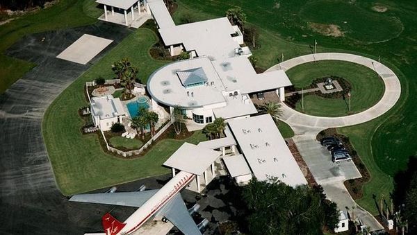 Menengok Rumah Nempel Bandara Milik John Travolta