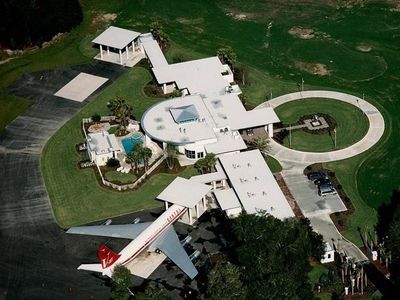 Menengok Rumah Nempel Bandara Milik John Travolta