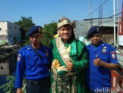 Unik, Petugas Damkar Makassar Naik Mobil Pemadam ke Akad Nikah