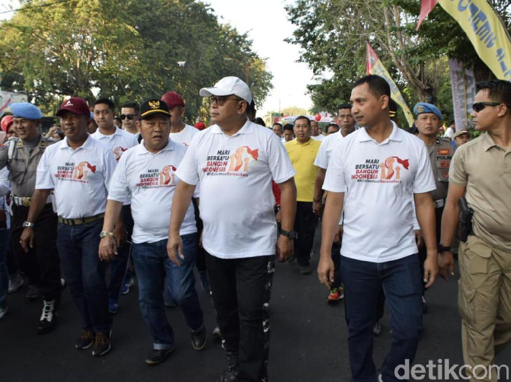 Polisi Ajak Warga Rajut Kembali Kebersamaan Pascapemilu Lewat Jalan Sehat Polisi Ajak Warga Rajut Kembali Kebersamaan Pascapemilu Lewat Jalan Sehat