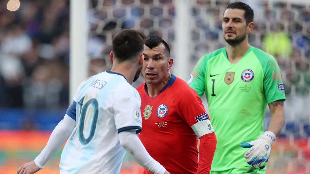 Lionel Messi dan Gary Medel terlibat keributan. (Foto: Amanda Perobelli/Reuters)