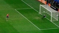 Chile mendapat hadiah penalti di menit ke-59 setelah Lo Celso melanggar Charles Aranguiz. Vidal maju sebagai eksekutor dan berhasil memperkecil ketertinggalan menjadi 1-2. REUTERS/Ueslei Marcelino.