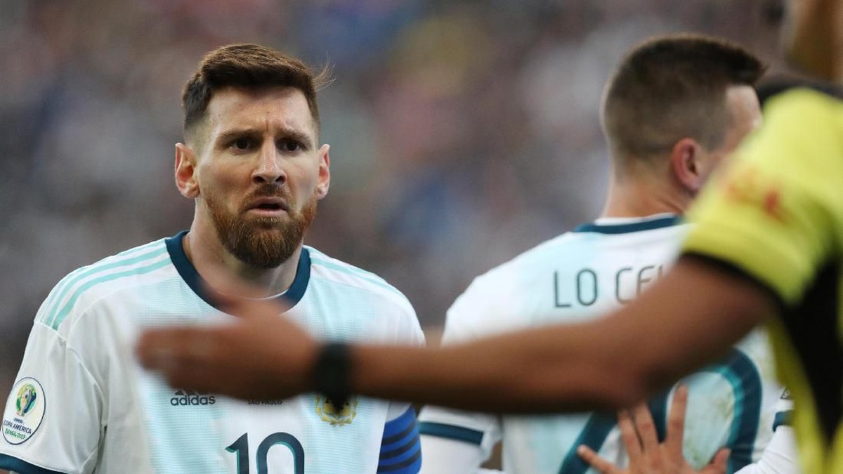 Lionel Messi disemprot pelatih Brasil, Tite. (Foto: Amanda Perobelli / Reuters)