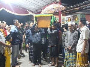 Kedatangan Jenazah Toriq Pelajar Hilang di Bukit Piramid Disambut Tangis Kedatangan Jenazah Toriq Pelajar Hilang di Bukit Piramid Disambut Tangis