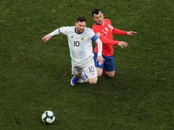 Tensi permainan meninggi di menit ke-26. Gary Medel melakukan tekel kepada Messi di tengah lapangan, yang mengundang amarah para pemain Argentina. 