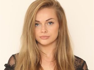 Pakai Baju Mengumbar Dada, Wanita Ini Diusir dari Pesawat Pakai Baju Mengumbar Dada, Wanita Ini Diusir dari Pesawat