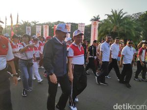Rayakan HUT Bhayangkara, Kapolri dan Panglima TNI Jalan Sehat Bersama