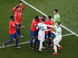 Ketegangan terjadi lagi di menit ke-37. Messi dan Medel cekcok di kotak penalti Chile. Keduanya saling dorong-dorongan setelah bola keluar lapangan dan tampak ada perang kata-kata. REUTERS/Ueslei Marcelino.