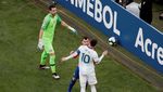 Pertikaian Messi dan Medel yang Berujung Kartu Merah