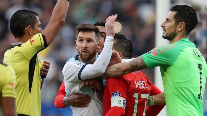 Lionel Messi mungkin akan dapat hukuman dari CONMEBOL Foto: Reuters Lionel Messi mungkin akan dapat hukuman dari CONMEBOL Foto: Reuters
