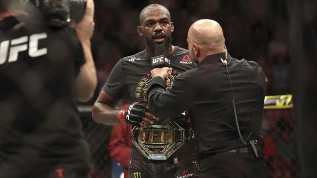 Jon Jones merupakan juara bertahan kelas berat-ringan UFC.