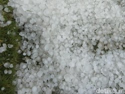 Kotamobagu Sulut Diguyur Hujan Es Saat Kemarau