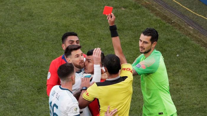 Lionel Messi kembali menerima kartu merah setelah terakhir kali pada 2005. (Foto: Ueslei Marcelino/Reuters) Lionel Messi kembali menerima kartu merah setelah terakhir kali pada 2005. (Foto: Ueslei Marcelino/Reuters)