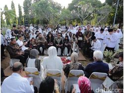 Rayakan Ultah Ani Yudhoyono, SBY dan Keluarga Ziarah ke TMP Kalibata