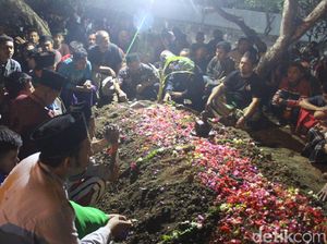 Usai Disalatkan, Jenazah Toriq Pelajar Hilang di Bukit Piramid Dimakamkan Usai Disalatkan, Jenazah Toriq Pelajar Hilang di Bukit Piramid Dimakamkan