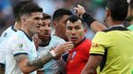 Pertikaian Messi dan Medel yang Berujung Kartu Merah