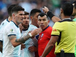 Wasit Mario Diaz de Vivar langsung melayangkan kartu merah langsung untuk kedua pemain itu. REUTERS/Amanda Perobelli.