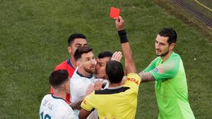 Pertikaian Messi dan Medel yang Berujung Kartu Merah