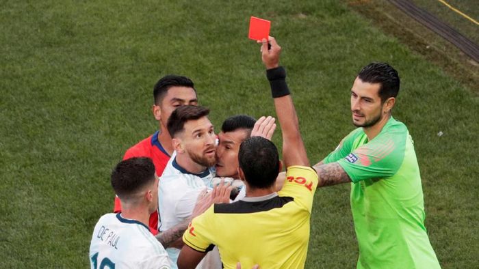 Lionel Messi dikartu merah saat Argentina mengalahkan Chile di perebutan tempat ketiga Copa America 2019. (Foto: Reuters)