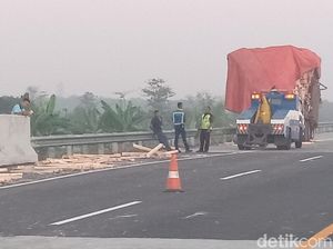 Bus Restu Tabrak Truk di Tol Madiun, Kenek Tewas 2 Penumpang Luka
