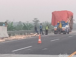 Bus Restu Tabrak Truk di Tol Madiun, Kenek Tewas 2 Penumpang Luka