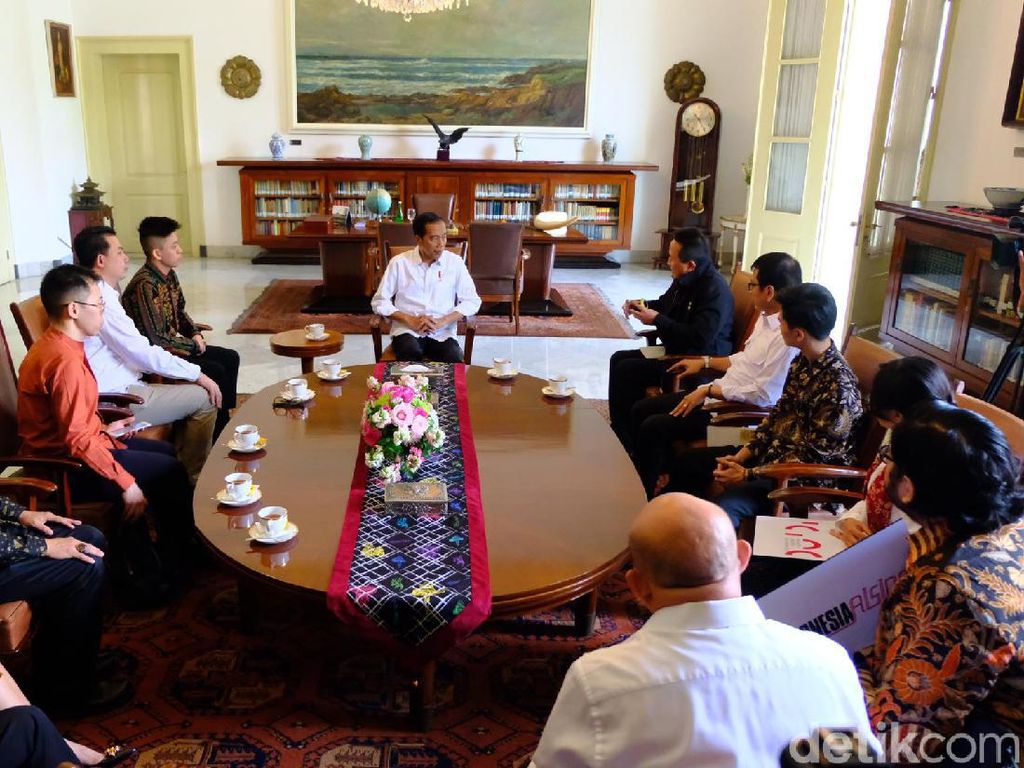 Jokowi Ajak Rich Brian Lihat Kambing di Istana Bogor Jokowi Ajak Rich Brian Lihat Kambing di Istana Bogor