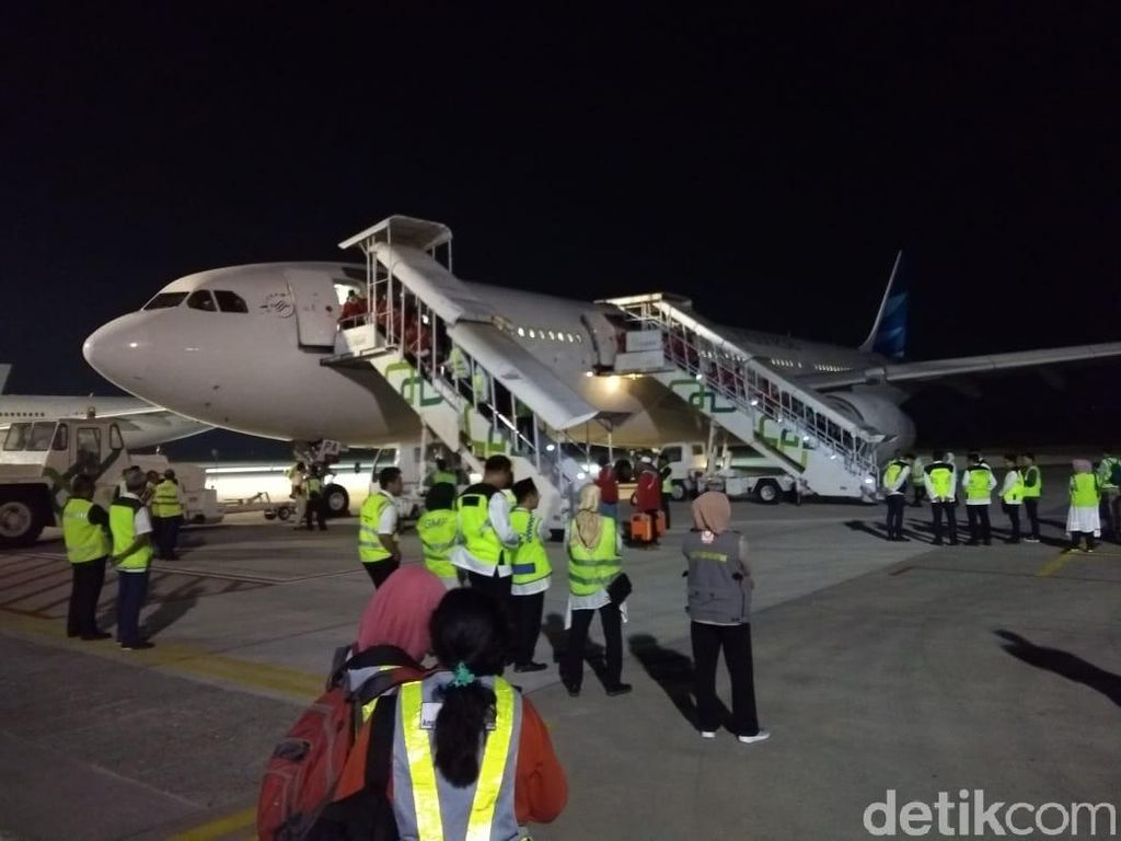 Calhaj Kloter 1 Embarkasi Solo Berangkat ke Tanah Suci Calhaj Kloter 1 Embarkasi Solo Berangkat ke Tanah Suci