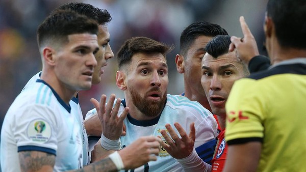 Lionel Messi secara kontroversial dikartu merah wasit. (Foto: Alexandre Schneider / Getty Images)
