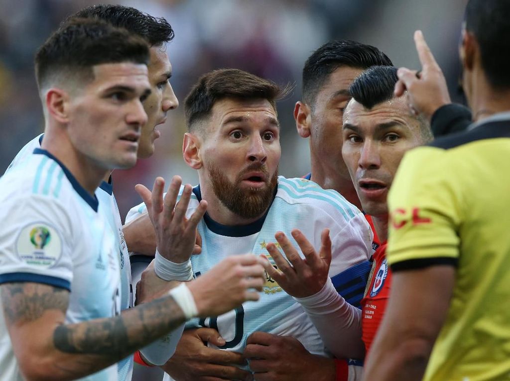 Bingung Messi Dikartu Merah, Scaloni: Percuma Ada VAR Bingung Messi Dikartu Merah, Scaloni: Percuma Ada VAR