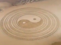 Kreatif! Seniman Asal Perancis Ini Melukis di Pasir Pantai