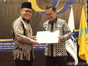 Dianggap Sosok Peduli Pendidikan, Bupati Anas Terima Penghargaan dari UT