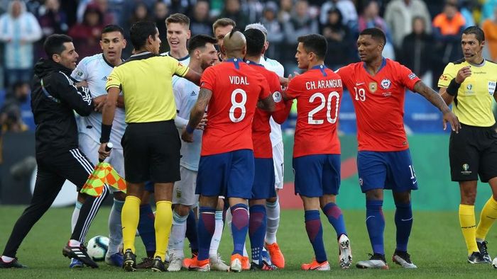 Lionel Messi dan Gary Medel diganjar kartu merah. (Foto: Alexandre Schneider/Getty Images)