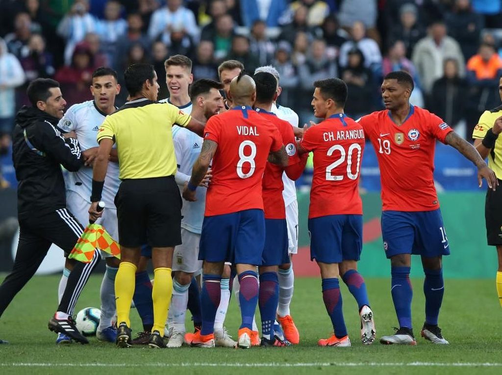 Messi Kartu Merah, Argentina Ungguli Chile di Babak Pertama Messi Kartu Merah, Argentina Ungguli Chile di Babak Pertama