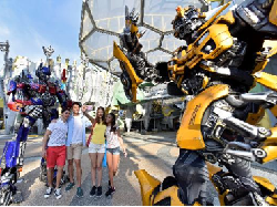 Libur Sekolah, Momen Tepat Bertualang ke New York hingga Ngobrol dengan Megatron
