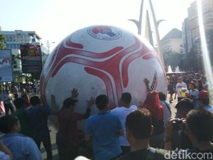 Bola Raksasa Sambut Acara ASEAN School Games di Semarang
