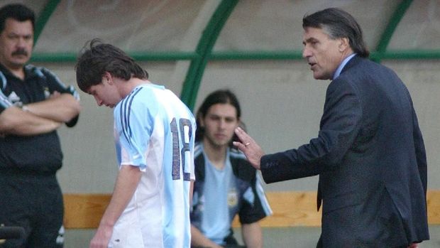 Argentine's Lionel Messi (C) is comforted by his coach Jose Pekerman (R) after receiving a red card at the Puskas stadium in Budapest, 17 August 2005 during the friendly football match Argentine vs Hungary. AFP PHOTO ATTILA KISBENEDEK (Photo by ATTILA KISBENEDEK / AFP)