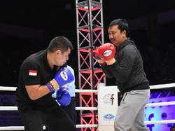 Sempat Tersungkur, Menpora Kalahkan Chris John di Atas Ring Tinju