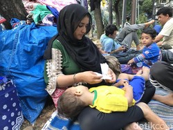 Pencari Suaka di Trotoar Kebon Sirih Curhat Anak Sakit Perut dan Muntah