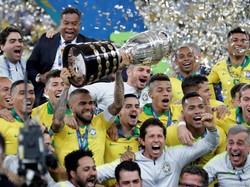 Para pemain Brasil mengangkat tropi Copa America 2019. REUTERS/Henry Romero.