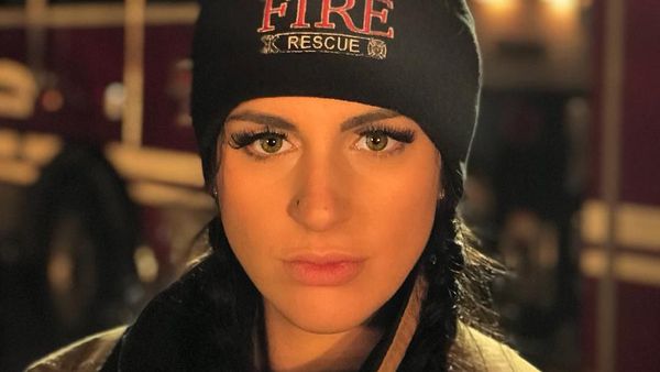 Potret Pemadam Kebakaran Seksi yang Buktikan Wanita Tak Lemah