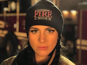 Potret Pemadam Kebakaran Seksi yang Buktikan Wanita Tak Lemah