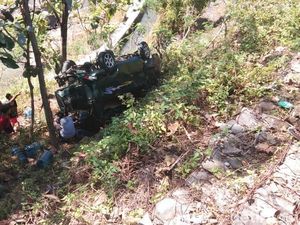 Mau Ngerem Malah Injak Pedal Gas, Sebuah Mobil Masuk Jurang di Ponorogo